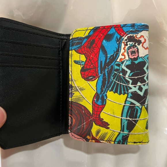 Marvel Comic Wallet - Picture 6 of 9